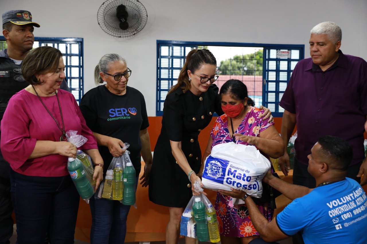 Jana Pessoa/Unaf | Primeira-dama Virginia Mendes entrega cestas básicas em Rondonópolis