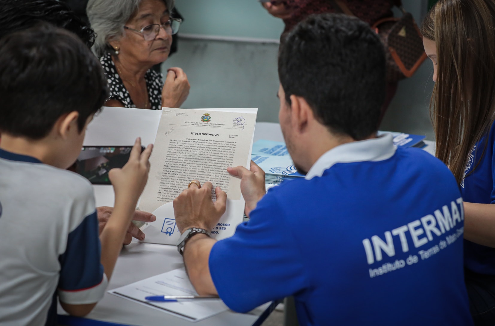 As escrituras definitivas serão entregues a moradores de 13 bairros de Várzea Grande.  - Foto por: Michel Alvim - Secom/MT
