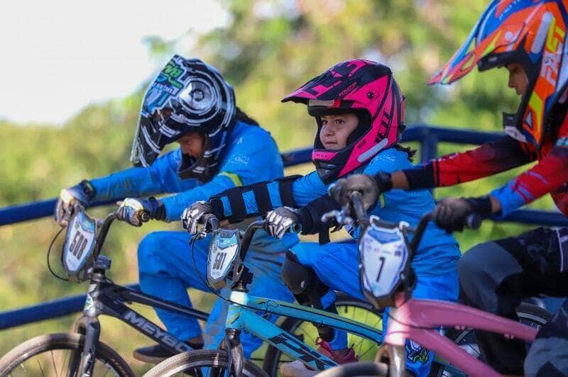 mais de 60 atletas do bicicross de lucas do rio verde participaram da abertura do estadual de