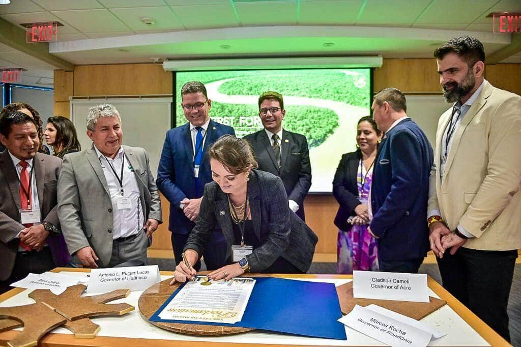 Secretária Mauren Lazzaretti assina criação da Câmara de Bioeconomia da Amazônia  - Foto por: Sema-MT