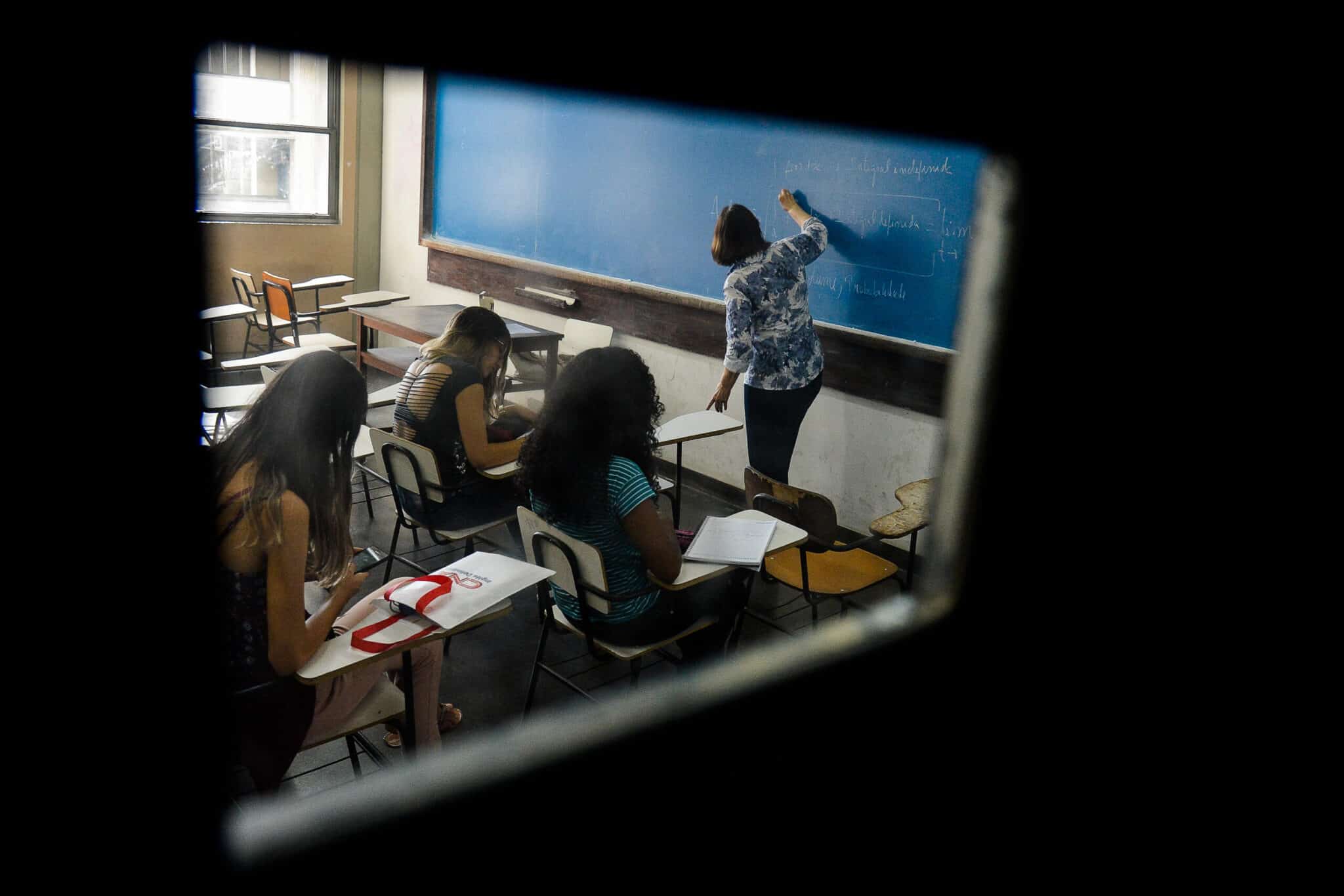 pesquisa mostra por que brasileiros deixam escola scaled