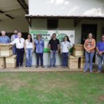 secretaria de agricultura e meio ambiente entrega caixas de colmeia de abelha para projeto voltado para apicultura
