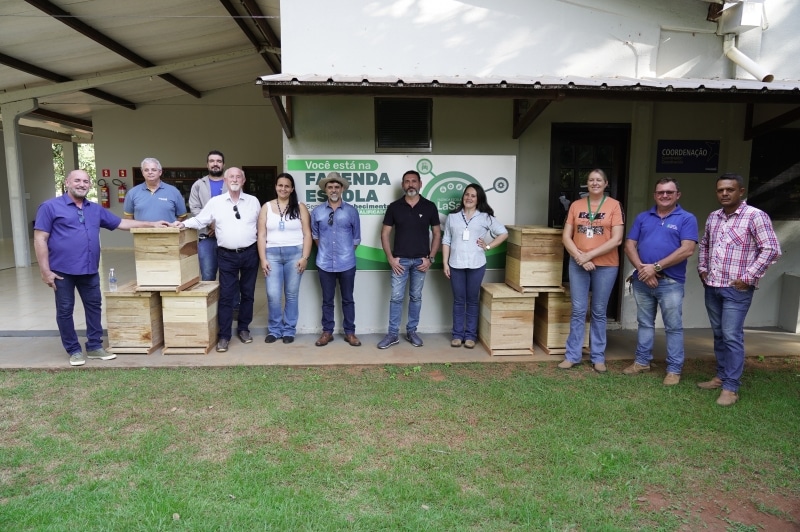 secretaria de agricultura e meio ambiente entrega caixas de colmeia de abelha para projeto voltado para apicultura