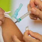 vacinacao contra a covid 19 precisa ser mantida em dia e ampliada