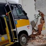 Ônibus bate em carro e derruba muro em Cuiabá
