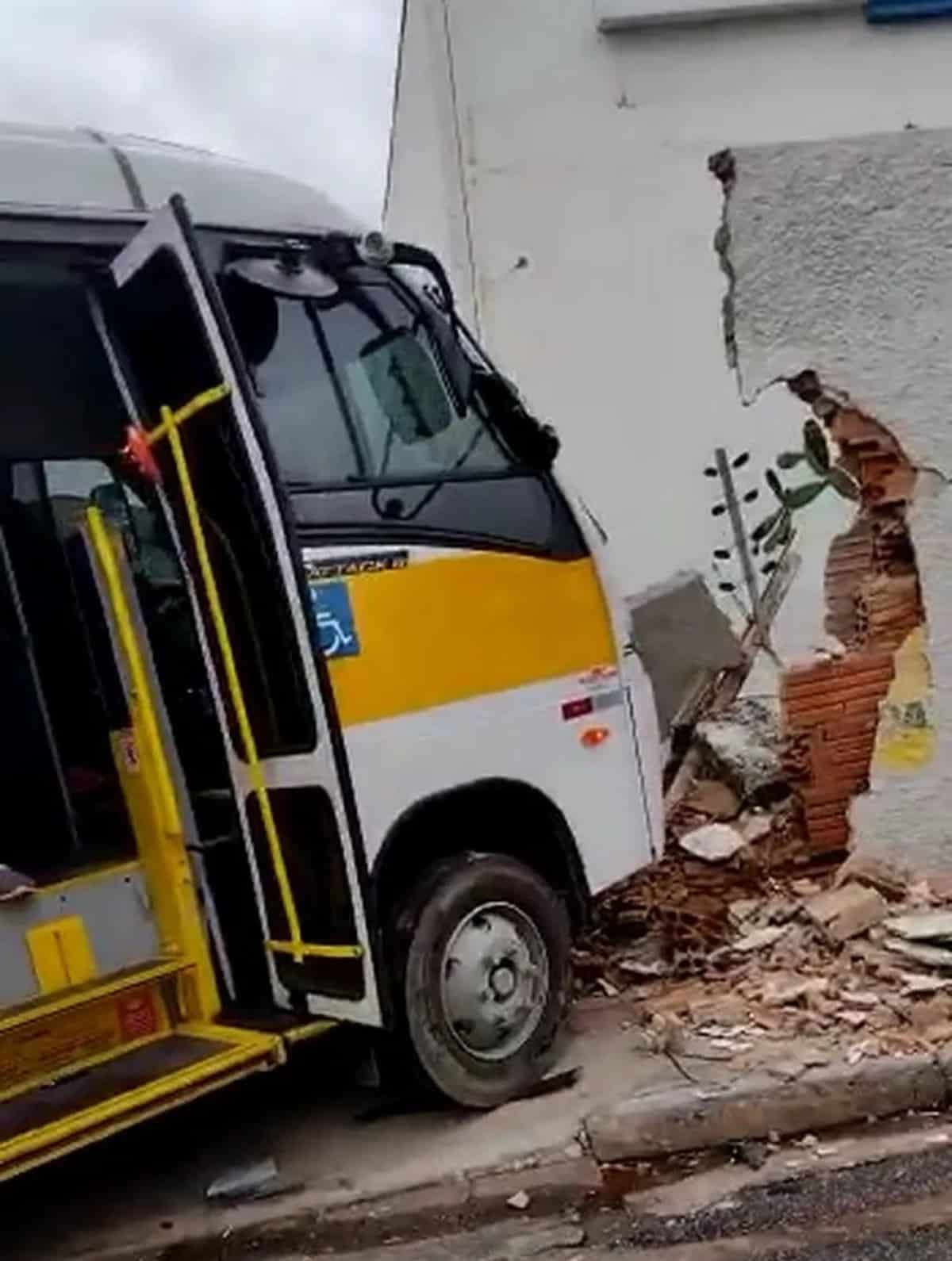 Ônibus bate em carro e derruba muro em Cuiabá