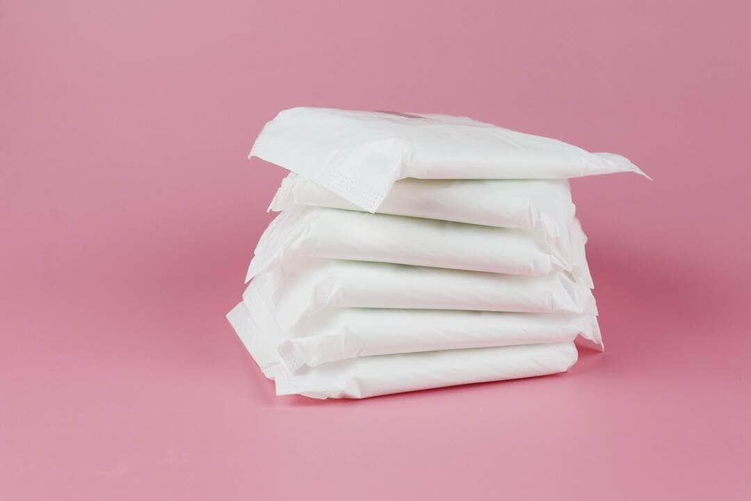 Por que algumas meninas menstruam mais cedo