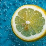 Beber água com limão em jejum faz bem