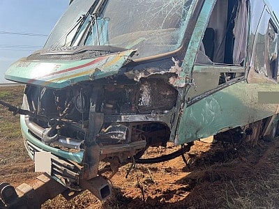 Colisão entre carro e van escolar deixa uma pessoa morta 3 Colisão entre carro e van escolar deixa uma pessoa morta