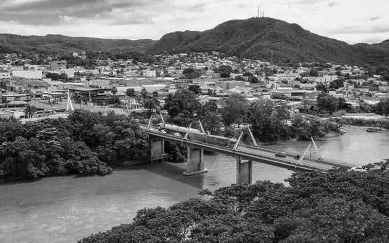 Região desbravada pelo Marechal Rondon, na metade do século passado e efetivado pelos sertanistas irmãos Villas Boas, que abrindo picadas (com a Fundação Brasil Central), fez nascer no seu rastro várias cidades.