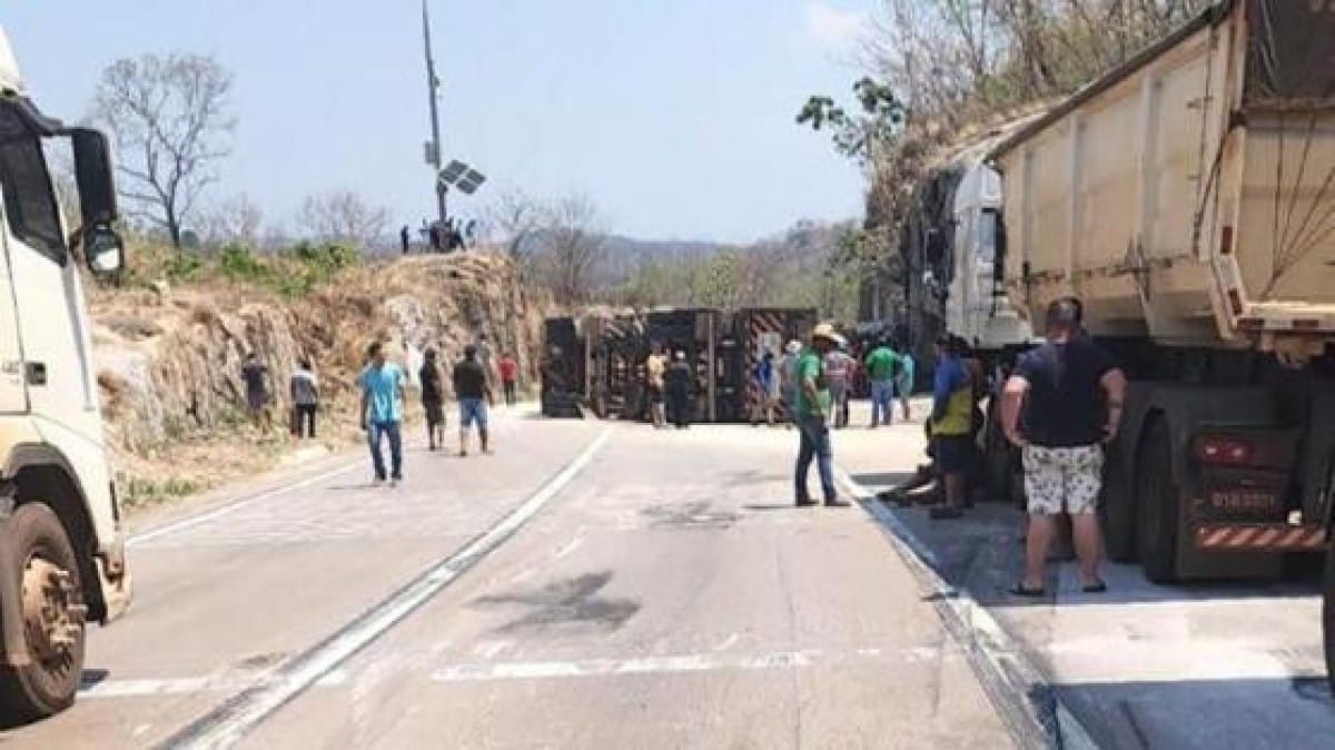 Carreta tomba e mata duas mulheres na BR-364 em Mato Grosso