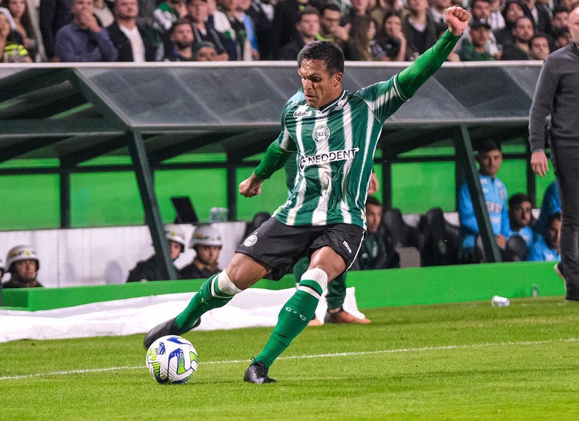 Goiás x Coritiba; onde assistir ao vivo o jogo desta segunda-feira (3) pelo Brasileirão. Foto: CFC