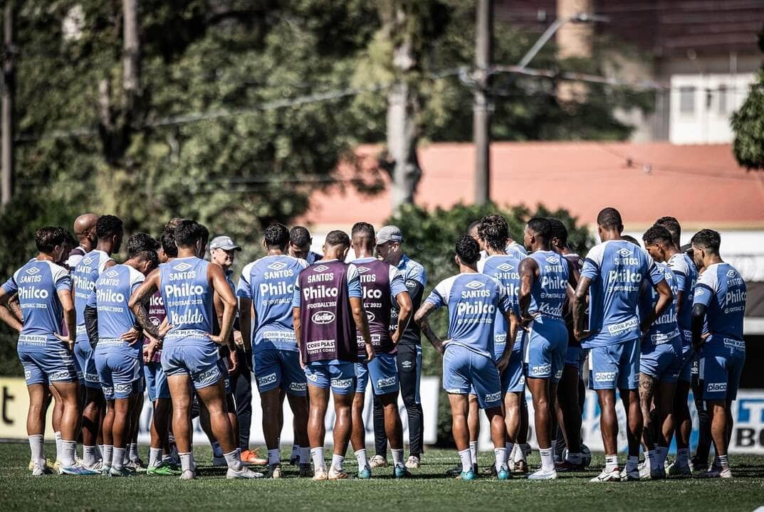 Santos, em crise, recebe o Athletico-PR neste sábado (5) pelo Brasileirão; onde assistir ao vivo. Foto: Raul Baretta / Santos FC