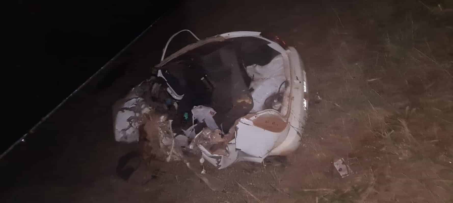 Colisão entre carro e van escolar deixa uma pessoa morta