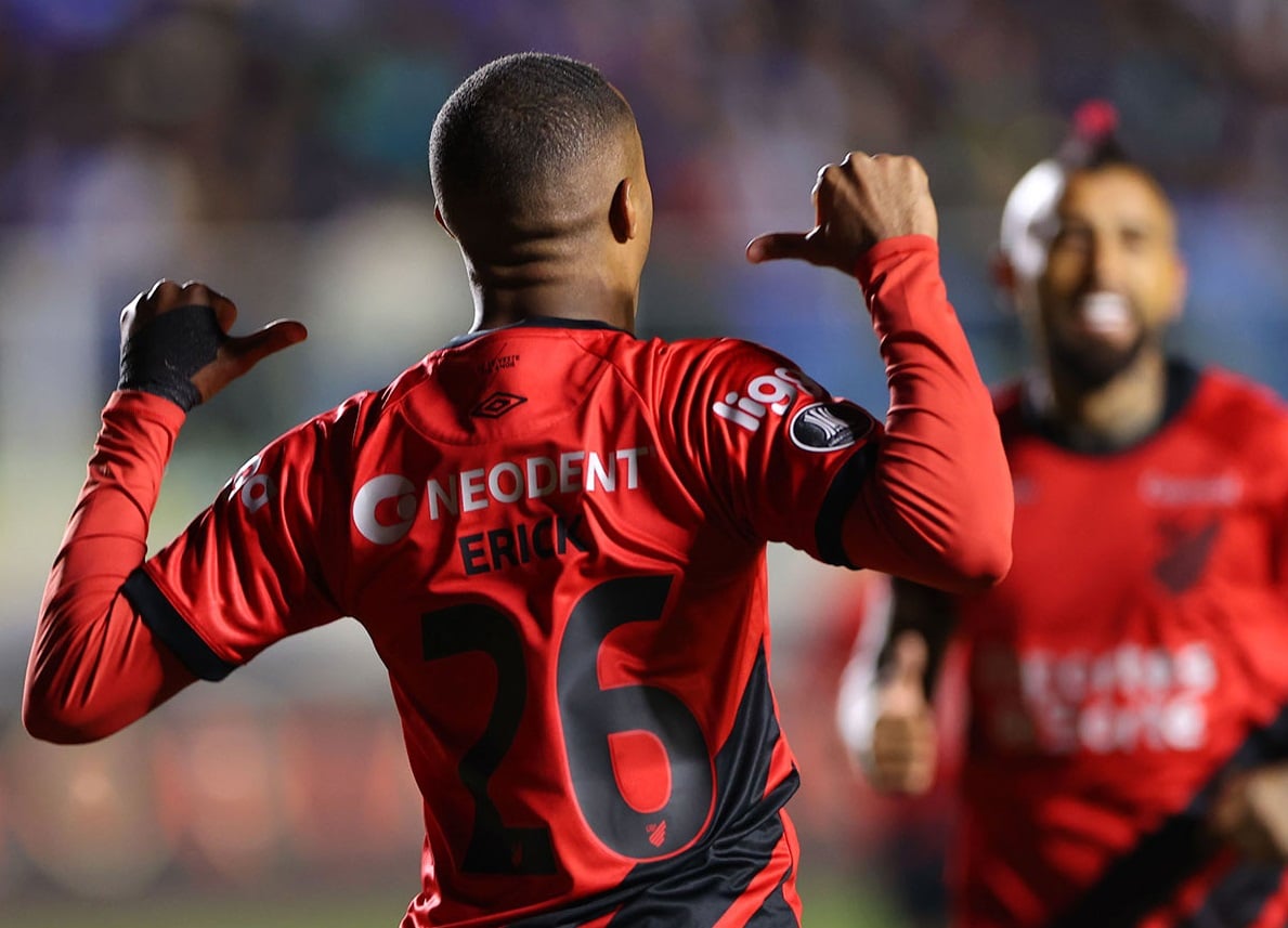 Santos, em crise, recebe o Athletico-PR neste sábado (5) pelo Brasileirão; onde assistir ao vivo. Foto: Divulgação Athletico