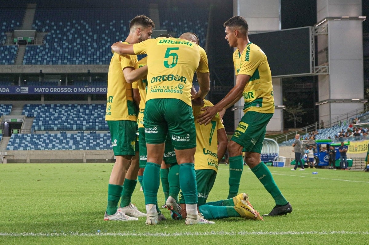 Cuiabá visita o Athletico Paranaense e busca a 5ª vitória seguida no Brasileirão; onde assistir ao vivo. Foto: AssCom Dourado Cuiabá visita o Athletico Paranaense e busca a 5ª vitória seguida no Brasileirão; onde assistir ao vivo. Foto: AssCom Dourado