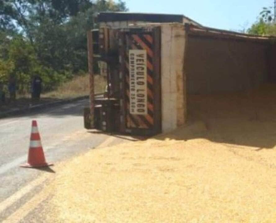 Carreta carregada de milho tomba na Serra de São Vicente