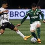 O jogador Joaquín Piquerez, da SE Palmeiras, disputa bola com o jogador do São Paulo FC, durante partida válida pelas quartas de final, volta, da Copa da Copa do Brasil, na arena Allianz Parque. (Foto: Cesar Greco/Palmeiras/by Canon)