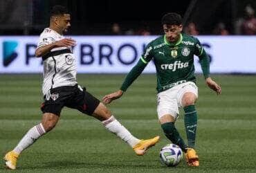 O jogador Joaquín Piquerez, da SE Palmeiras, disputa bola com o jogador do São Paulo FC, durante partida válida pelas quartas de final, volta, da Copa da Copa do Brasil, na arena Allianz Parque. (Foto: Cesar Greco/Palmeiras/by Canon)