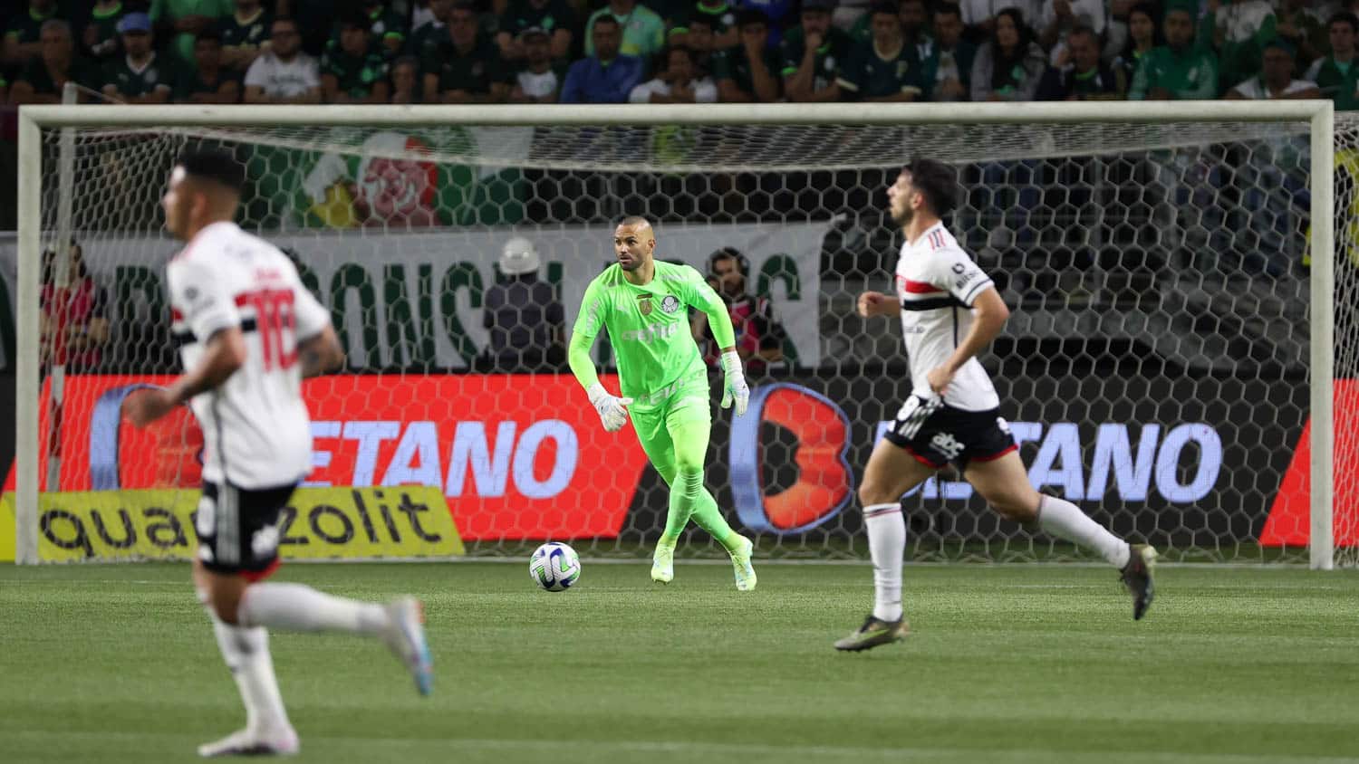 O goleiro Weverton, da SE Palmeiras, em jogo contra a equipe do São Paulo FC, durante partida válida pelas quartas de final, volta, da Copa da Copa do Brasil, na arena Allianz Parque. (Foto: Cesar Greco/Palmeiras/by Canon)