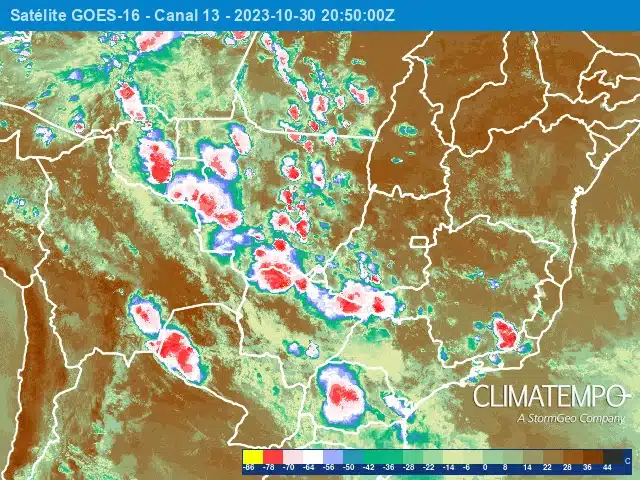 As manchas em vermelho, às vezes com pontos amarelos, representam as nuvens com maior potencial para temporal, com chuva forte e vento forte