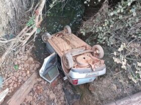 Carro cai de ponte e motorista morre; acidente aconteceu em Santa Rita do Trivelato