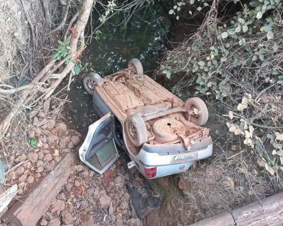 Carro cai de ponte e motorista morre; acidente aconteceu em Santa Rita do Trivelato