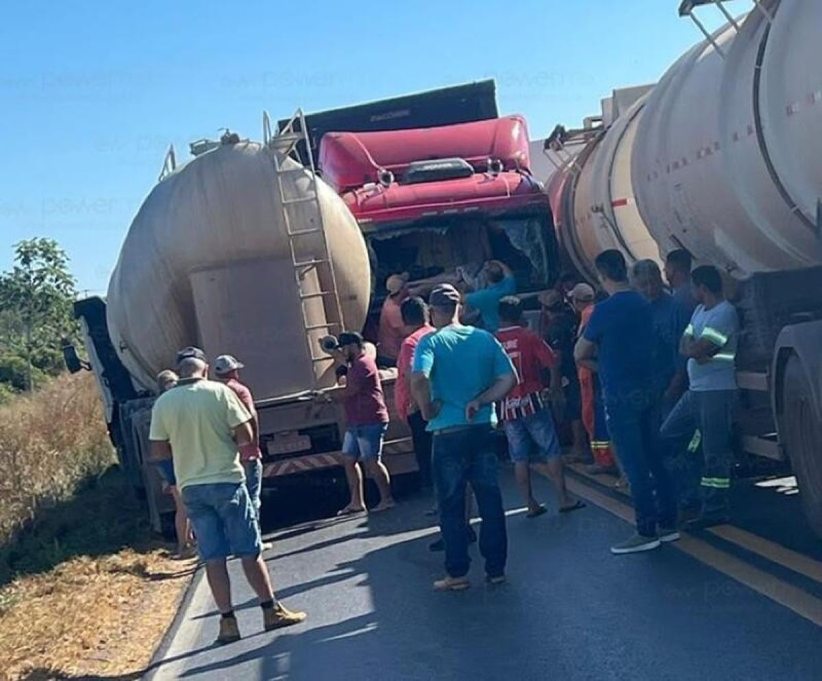 Acidente envolvendo caminhão carregado com diesel interdita BR-163