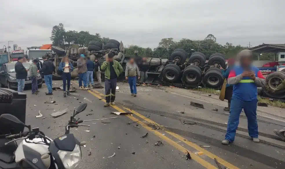 Acidente com 6 veiculos deixa pessoa gravemente ferida e interdita rodovia em SC