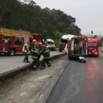 Acidente entre van e caminhao deixa 3 mortos e feridos em rodovia de Santa Catarina