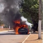 Carro foi destruído pelo fogo — Foto: Reprodução