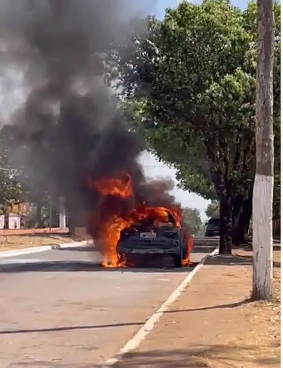 Carro foi destruído pelo fogo — Foto: Reprodução