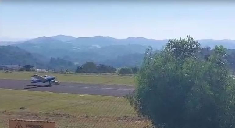 Aviao balanca e bate asa na pista ao tentar pousar em Santa Catarina