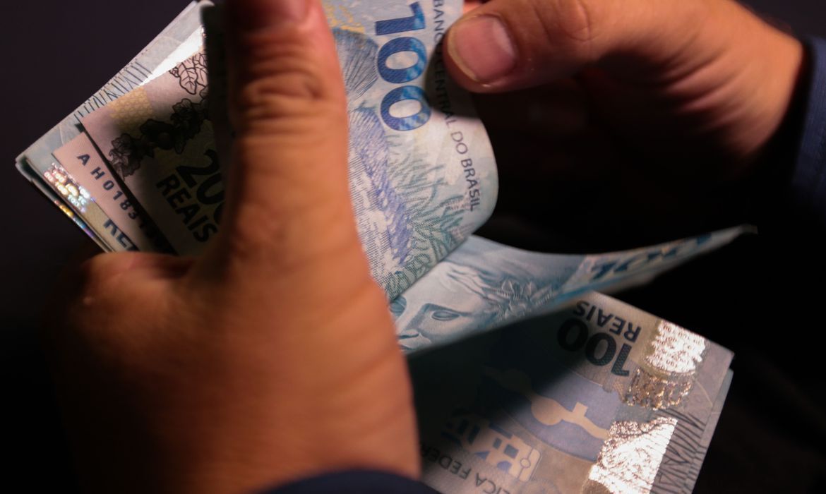 Brasileiros ja pagaram mais de R 1 trilhao em impostos este ano