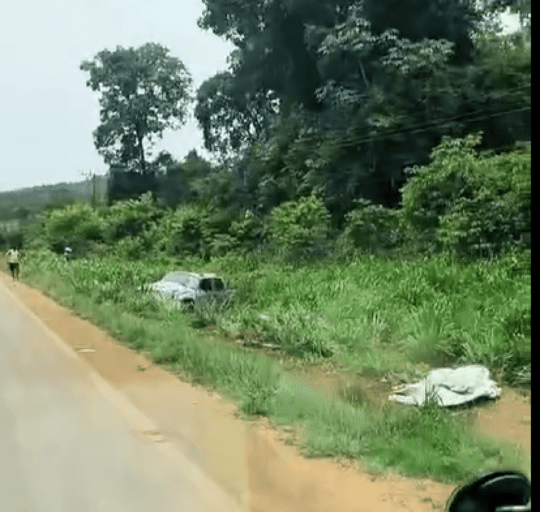 Camionete capota e homem morre ao ser arremessado a vários metros.