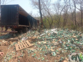 Carreta com cerveja sai da pista em rodovia de Mato Grosso e carga e saqueada