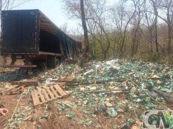 Carreta com cerveja sai da pista em rodovia de Mato Grosso e carga e saqueada