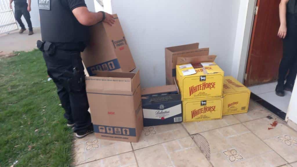 Cigarros contrabandeados e whiskys falsificados sao apreendidos durante operacao em Mato Grosso