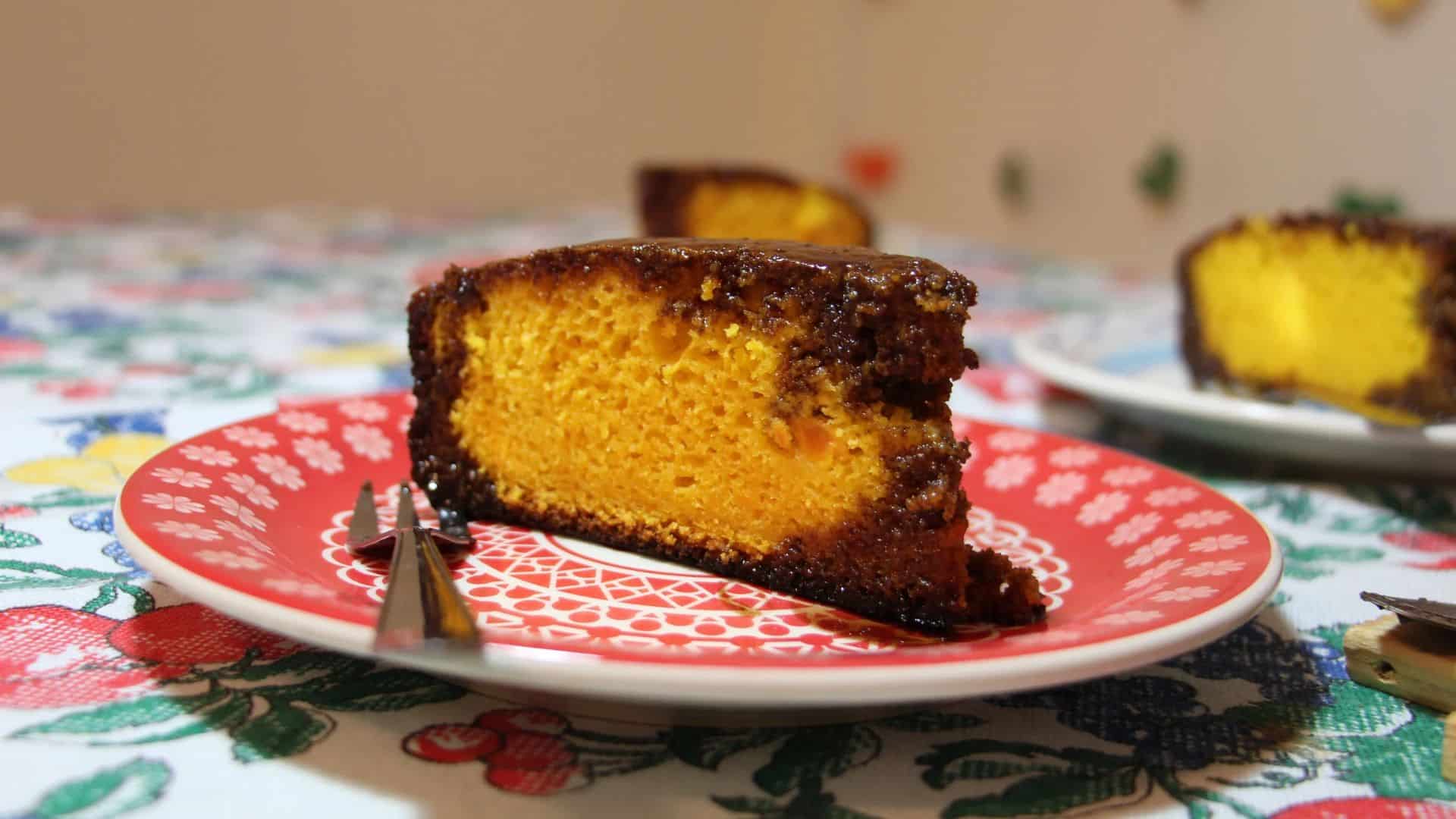 Aprenda a fazer um irresistível bolo de cenoura com calda de chocolate -  Espaço Gourmet