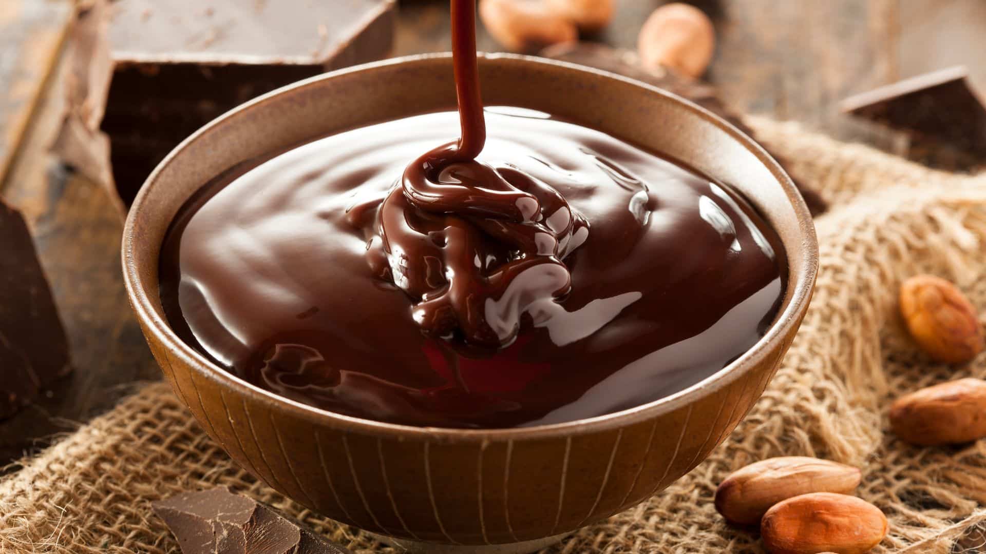 Como fazer calda de chocolate