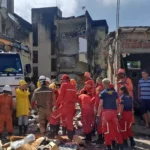 Corpos de mae e dois filhos sao encontrados abracados em cama