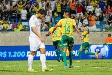 Cuiabá visita o Internacional em confronto direto neste sábado (29) pelo Brasileirão; confira onde assistir. Foto: AssCom Dourado