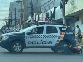 Dupla é detida após colidir motocicleta em viatura da PM em Rondonópolis
