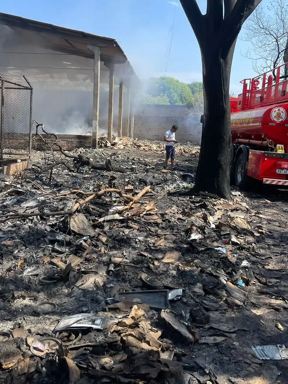 Incendio em associacao de reciclagem deixa familias sem renda em Cuiaba