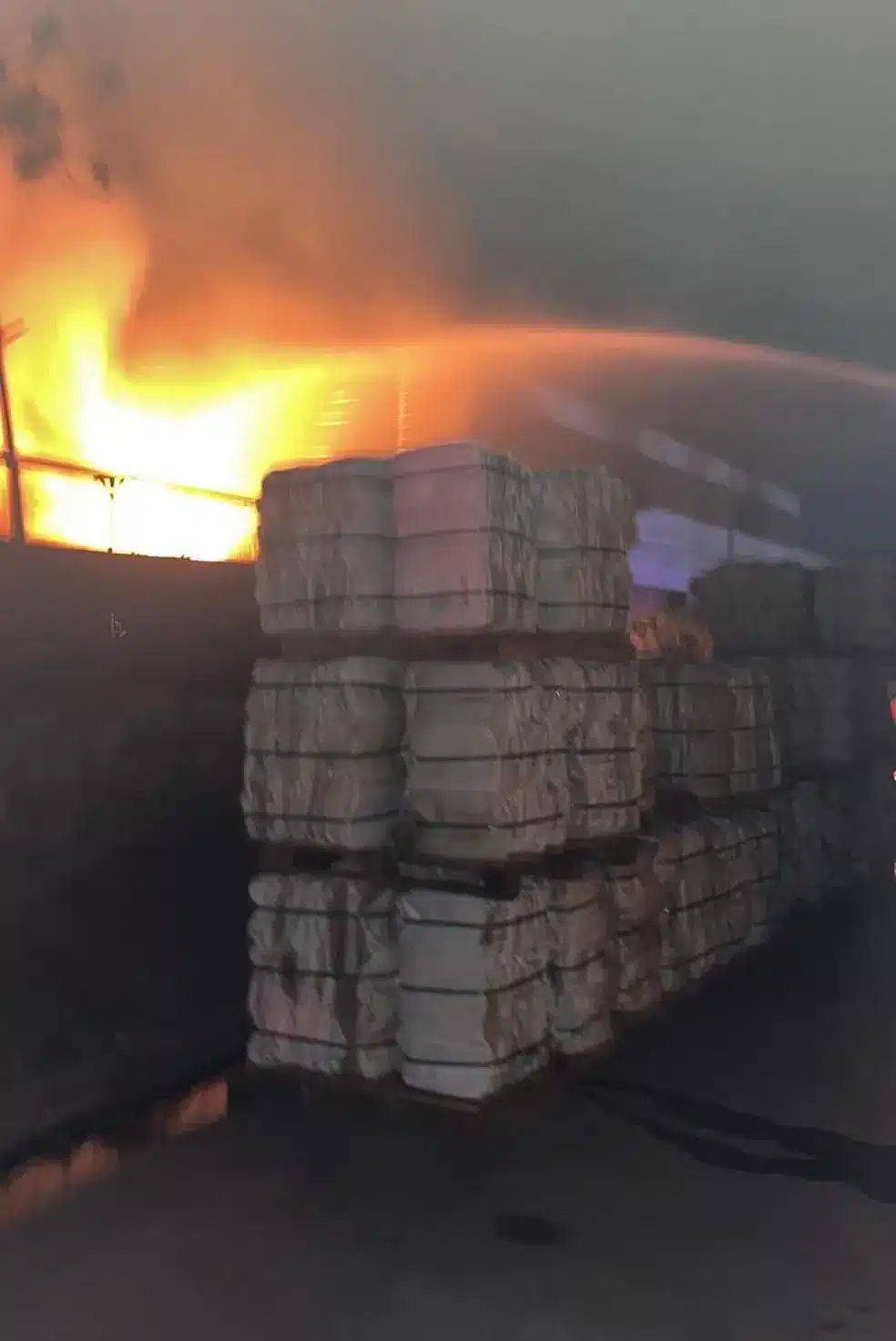 Incêndio em empresa de materiais de plástico no Distrito Industrial de Cuiabá é controlado