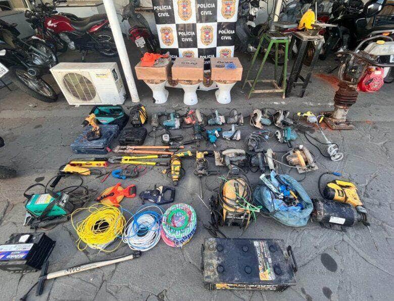 Integrante de faccao e preso com dezenas de objetos e ferramentas furtados de residencias