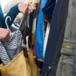 Mulher e presa por furtar roupas e calcados em comercios de Sinop