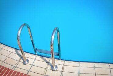 Bebê de 1 ano é encontrado morto em piscina de depósito de materiais de construção