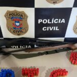 Policia Civil apreende armas e municoes em endereco de investigado por oito disparos contra veiculo
