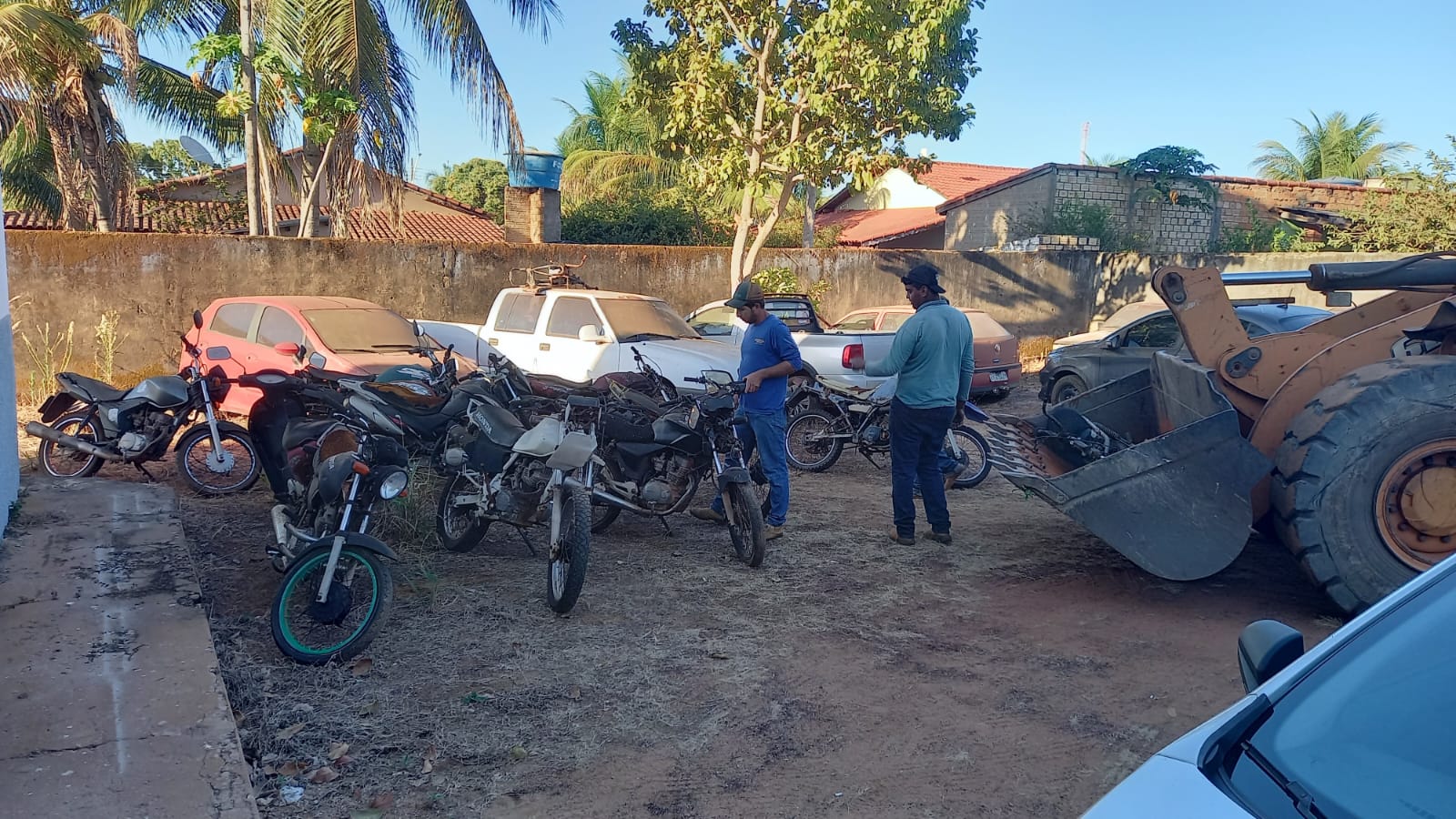 Policia Civil realiza 2a etapa de limpeza do patio da Delegacia de Novo Sao Joaquim